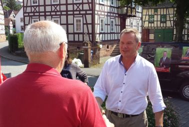 Ortsvorsteher Heinz Wahlers begrüßt Thomas Spies vor dem Cappeler Backhaus