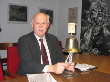ehemaliger Ortsvorsteher Heinz Wahlers mit Ortsschelle